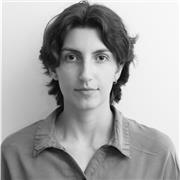 Profesora de arte contemporáneo, licenciada en bellas artes, con especialidad en estudios cinematográficos y nuevos medios.